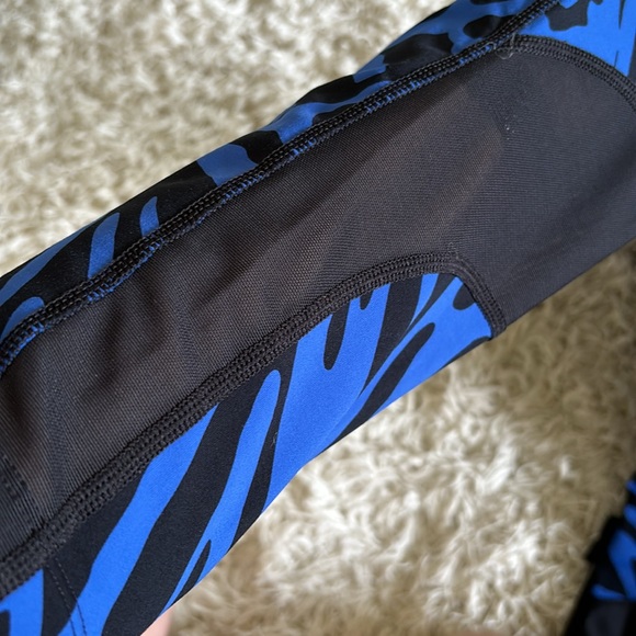 Nike Dri-Fit Running Capri / Cropped Leggings Graphic Black & Blue w/ Mesh Legs - Picture 11 of 14